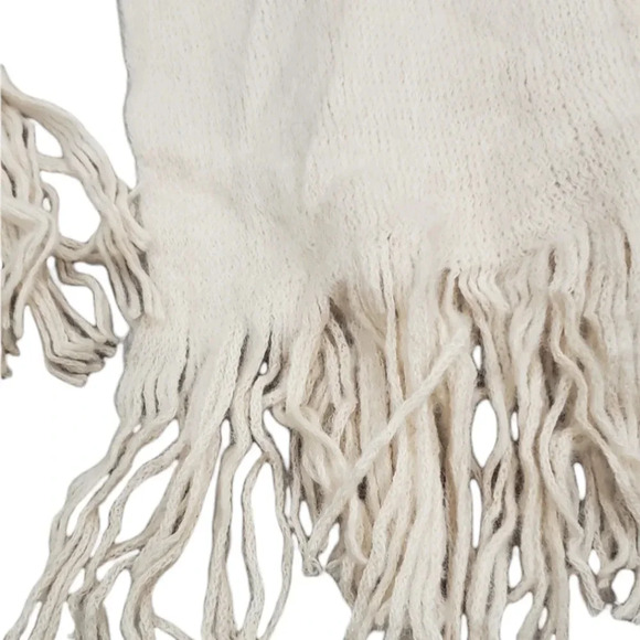 H&M Divided Beige Knit Fringe Scarf - Picture 2 of 4